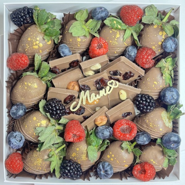 Большой набор клубника и шоколад с ягодами для мамы